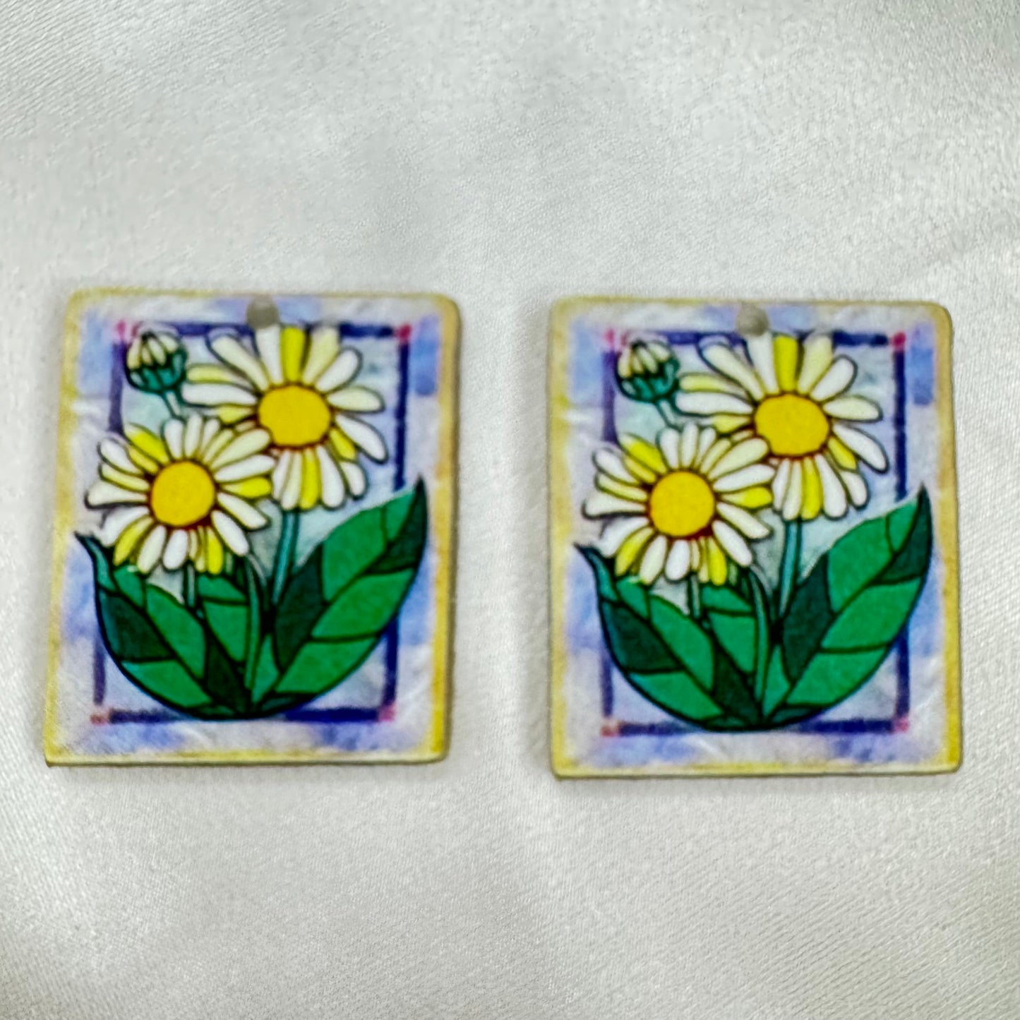 30*37mm White Daisy Stain Glass Acrylic Gem, Reversible Sew on, Large Acrylic Resin Gem (Sold in Pair) (Vintage) Resin Gems