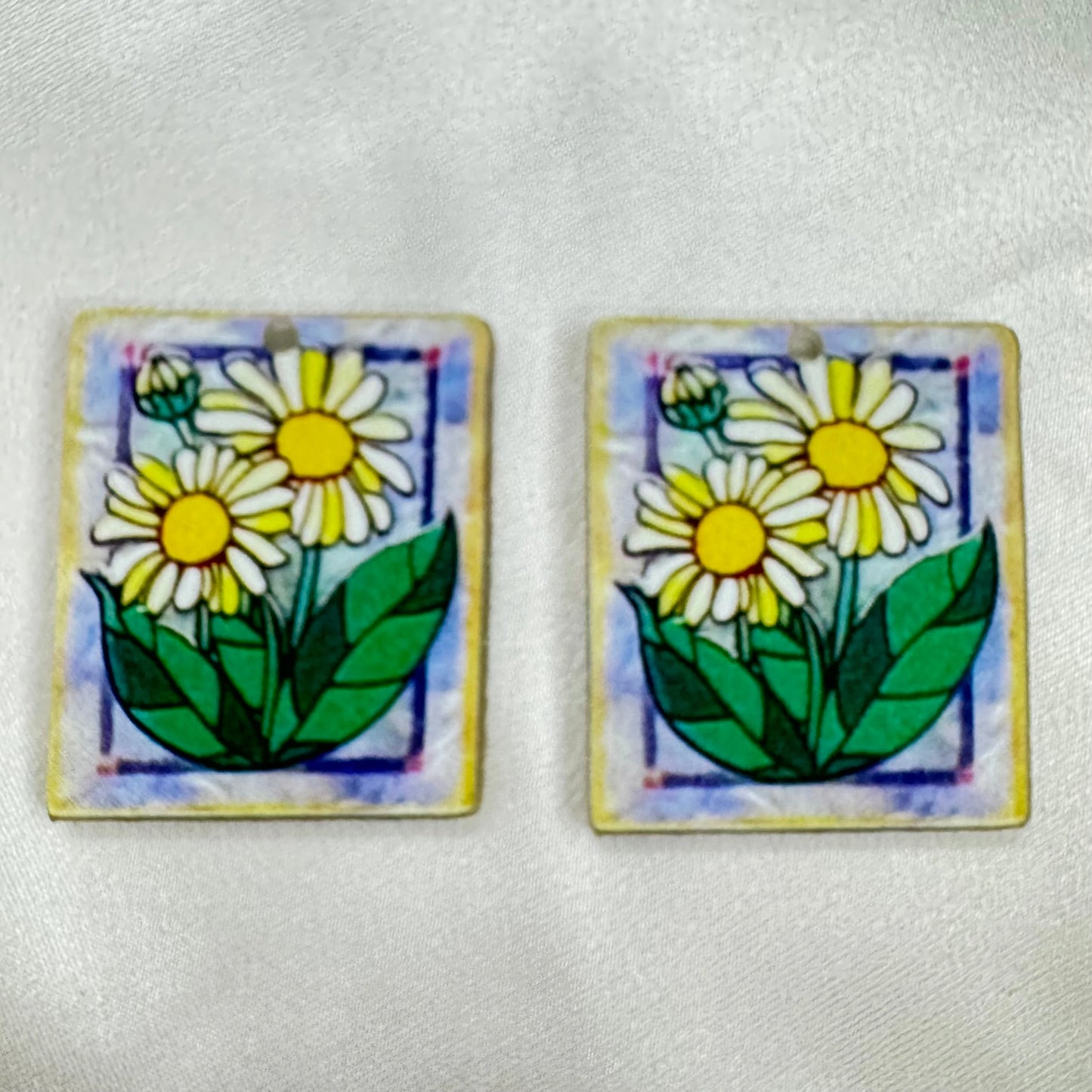 30*37mm White Daisy Stain Glass Acrylic Gem, Reversible Sew on, Large Acrylic Resin Gem (Sold in Pair) (Vintage) Resin Gems