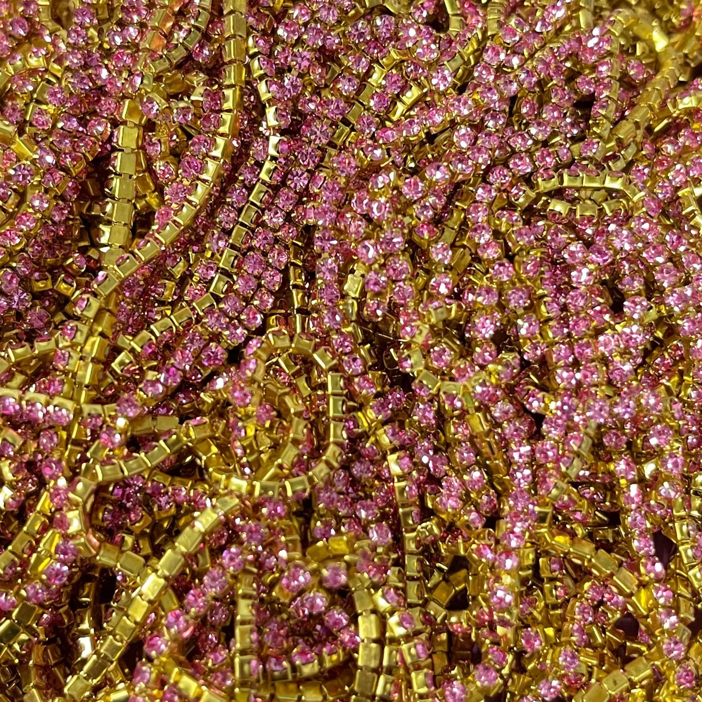 Ss6 Bright Pink Stone with Gold Rhinestone Metal Chain (Sold in Yard) SS6 Metal Rhinestone Chain