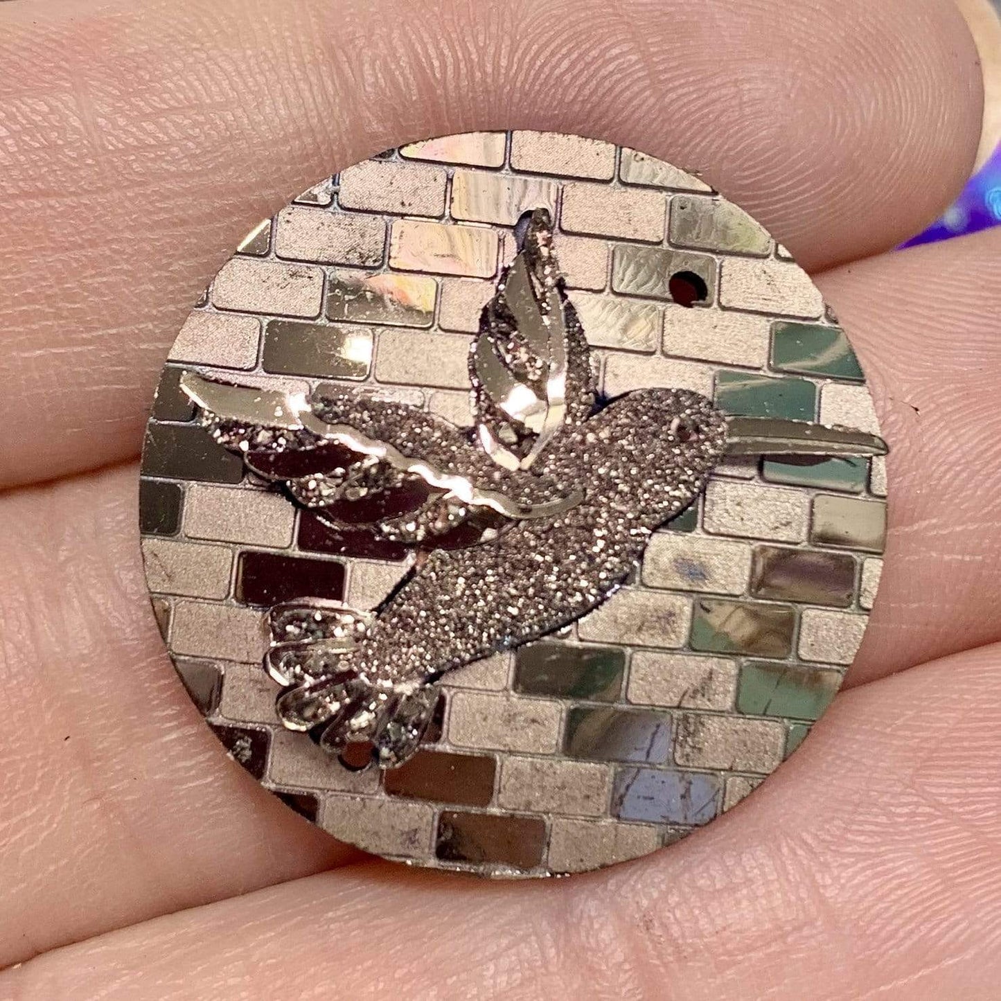 Sundaylace Creations & Bling Resin Gems Rose Gold Humming Bird 25mm Hummingbird with brick background round, Multicoloured, sew on, Resin Gem