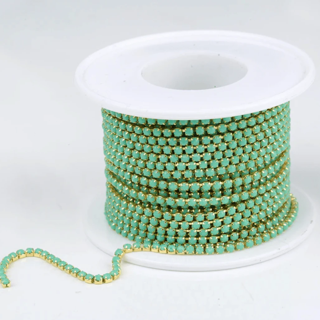 Ss6 Acrylic Stone in Spring Light Mint Green Gold Metal Rhinestone Chain SS6 Metal Rhinestone Chain