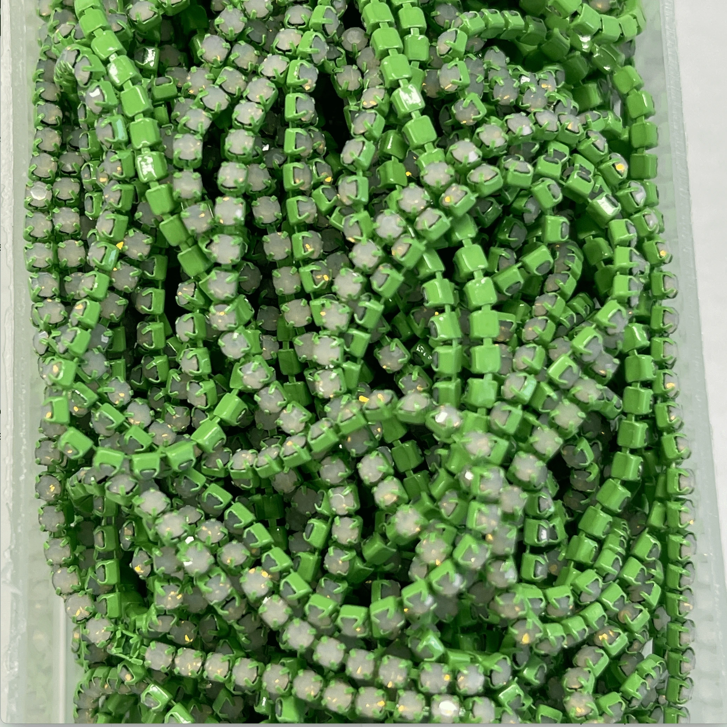 Ss6 White OPAL Stone on Green Grass Colour Metal Rhinestone Chain, (Sold in Yard) SS6 Metal Rhinestone Chain