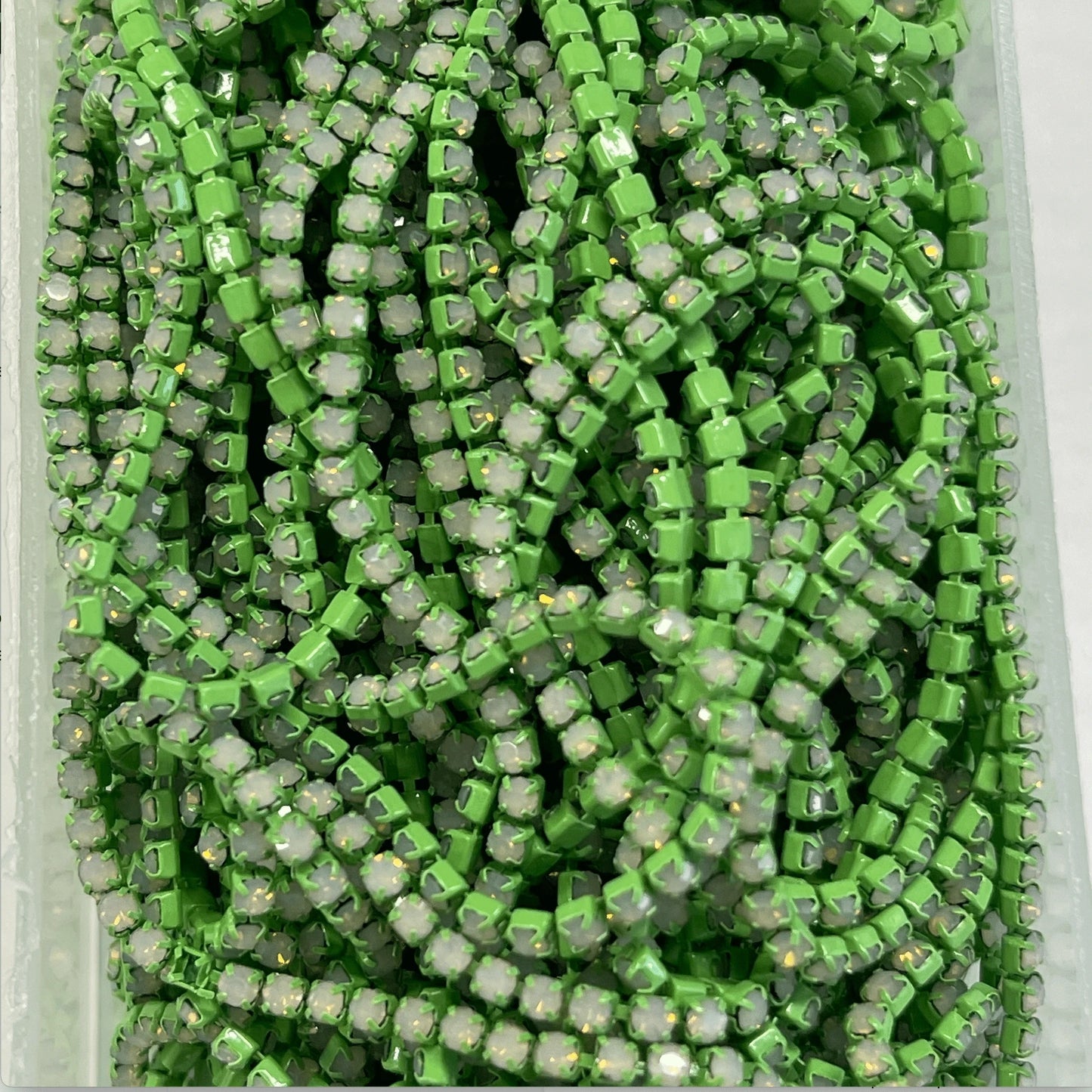 Ss6 White OPAL Stone on Green Grass Colour Metal Rhinestone Chain, (Sold in Yard) SS6 Metal Rhinestone Chain