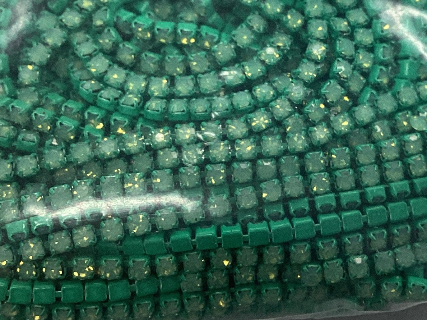 Ss6 White OPAL Stone on Green Grass Colour Metal Rhinestone Chain, (Sold in Yard) Metal Rhinestone Chain