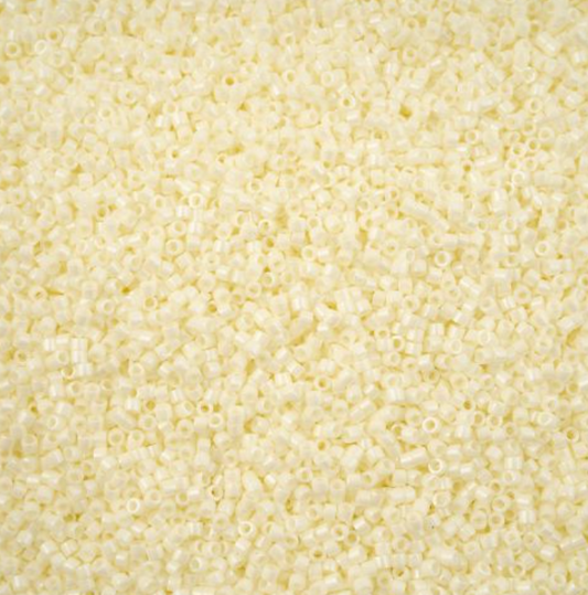 Delica 11/0 RD Opaque Cream Luster (2402v) (5.2g)
