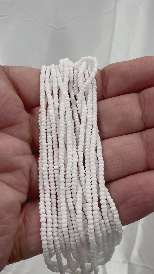 11/0 Chaquiras cortadas Charlotte - Blanco tiza opaco *Madeja de 10 g*