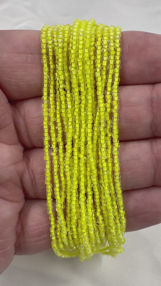 Cuentas de semilla Charlotte de 11/0, forradas en color amarillo neón *Madeja de 10 g*