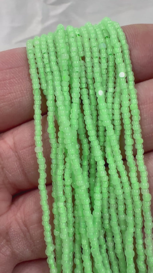 11/0 Chaquiras de corte Charlotte - Verde Menta Neón Ópalo 10g (Sueltas)