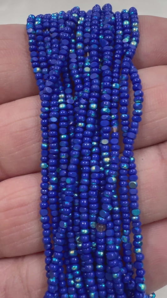 11/0 Chaquiras cortadas Charlotte *Cuentas de semillas de primera calidad - Azul medio Opaco Patina Aurore Boreale (AB) *Madeja de 10 g*