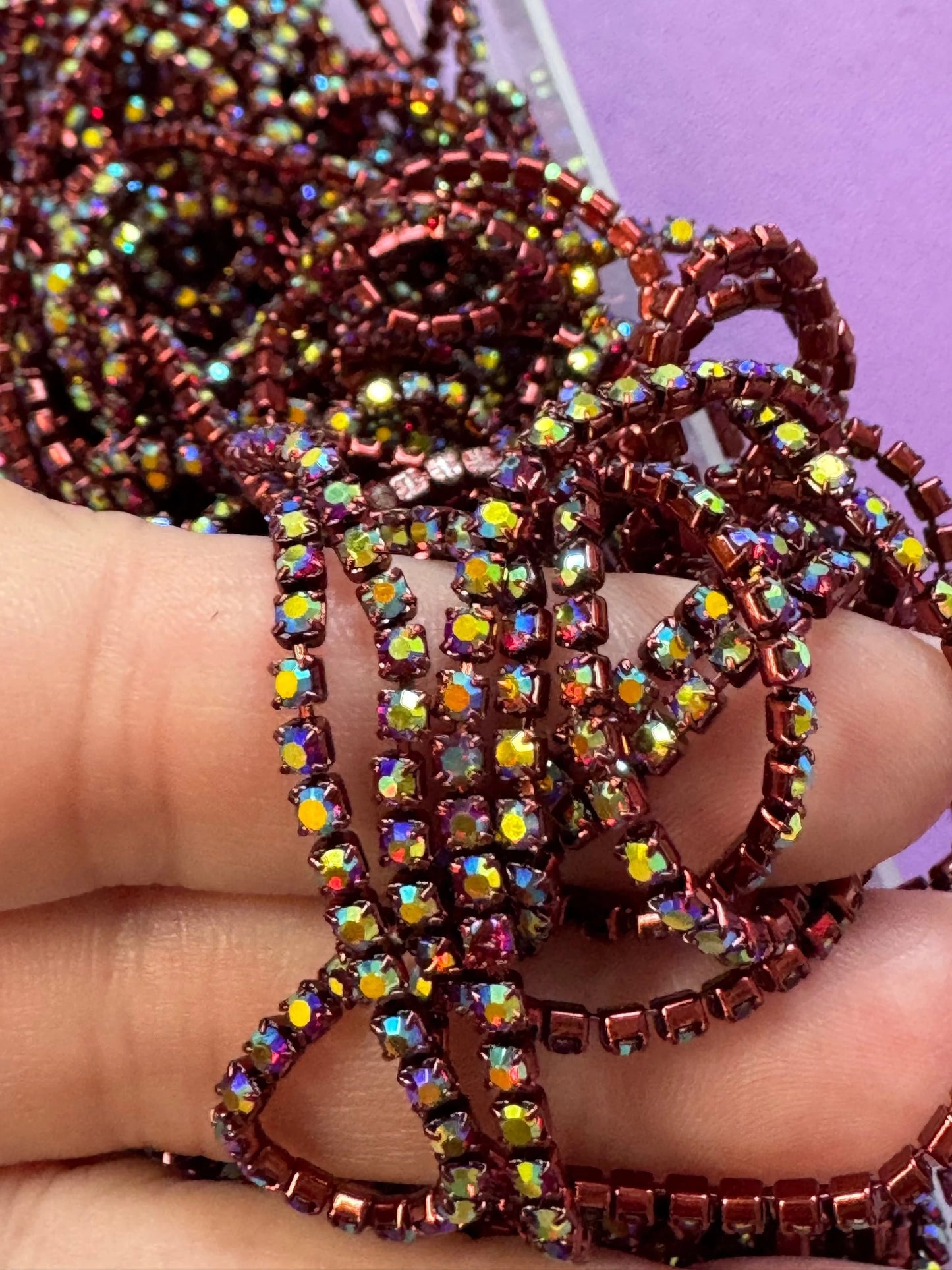 Ss6 Burgundy Red AB on Dark Red Colour Rhinestone Metal Chain (Sold in Yard) SS6 Metal Rhinestone Chain