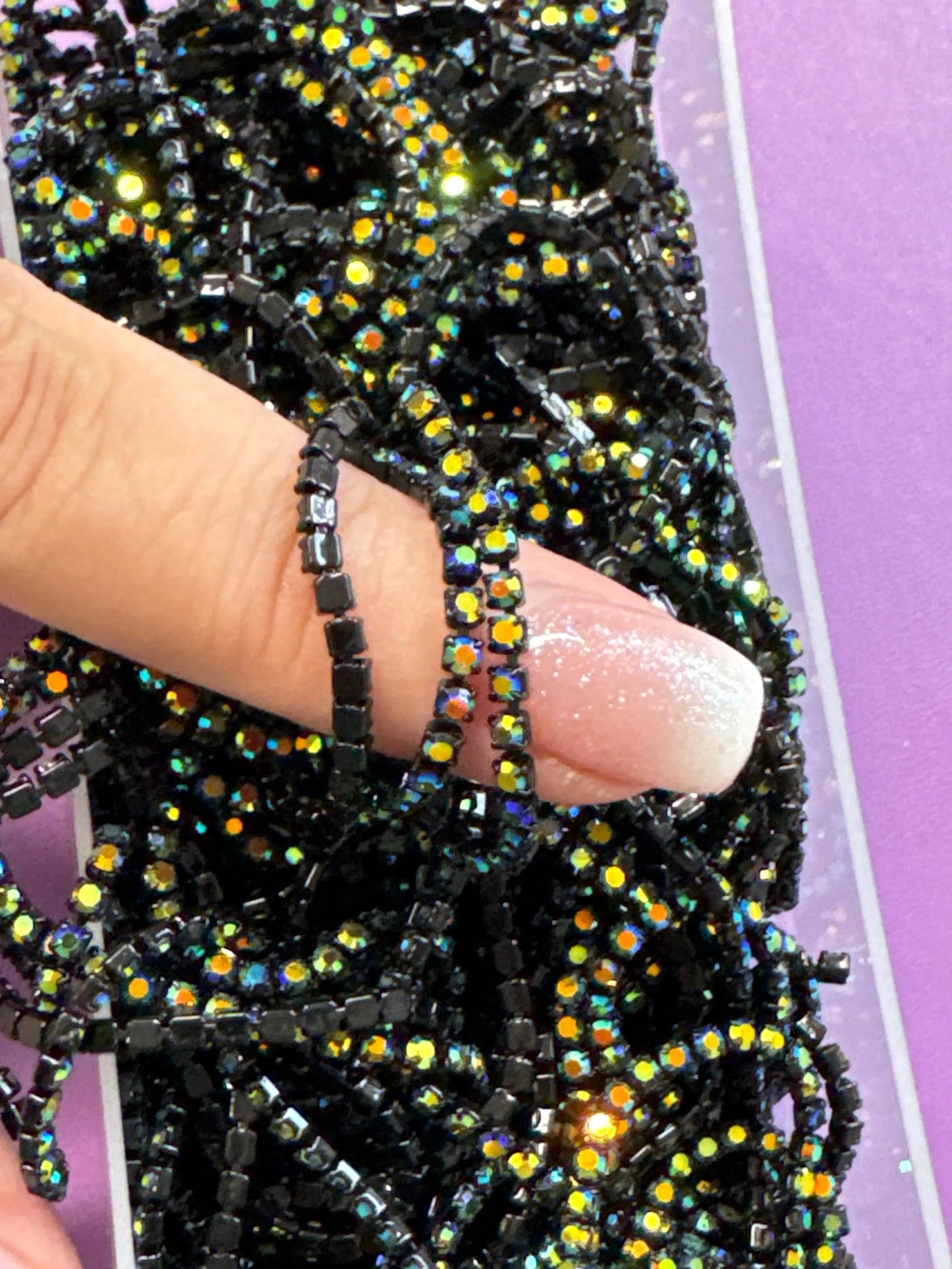Ss6 Northern Lights Colour on Jet Black Colour Rhinestone Metal Chain (Sold in Yard) SS6 Metal Rhinestone Chain